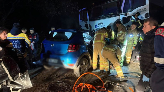 Kamyonla çarpışan otomobildeki 5 kişi öldü