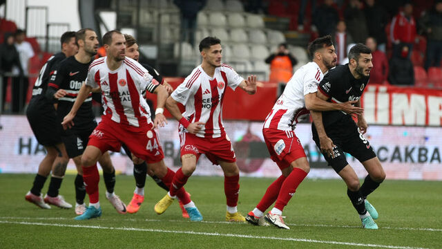 Ümraniyespor uzatmalarda puanı kaptı