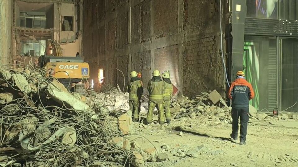Çöken binanın enkazında kalan işçiye ulaşıldı