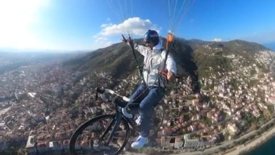 Havada bisikletiyle pedal çevirdi