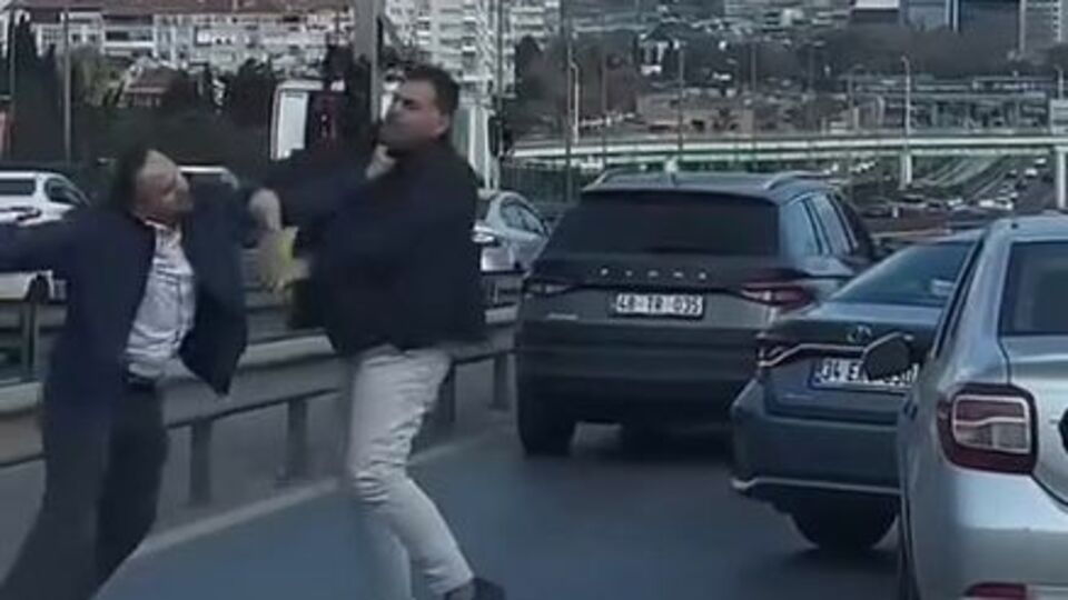 Trafikte birbirlerine saldırdılar!