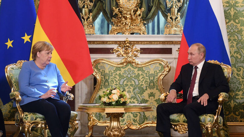 Putin Merkel'den özür diledi