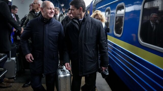 Scholz Ukrayna'da: Çantasını hiç bırakmadı