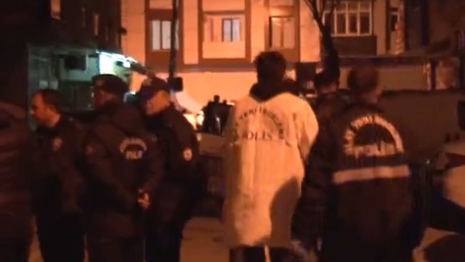 Hem kaçırdığı çocuğu hem polisi vurdu!