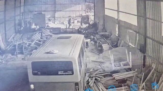 Babasının işyerine minibüsle dalan oğul tutuklandı