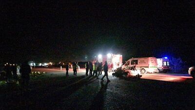 Otomobil traktör römorkuna çarptı: 2 ölü, 1 yaralı