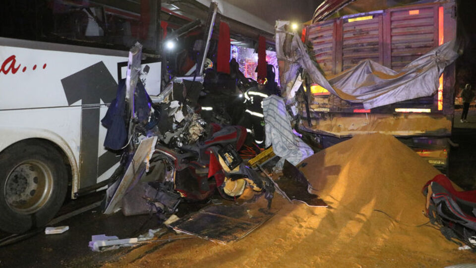 Denizli'de yolcu otobüsü TIR'a çarptı: Ölü ve yaralılar var