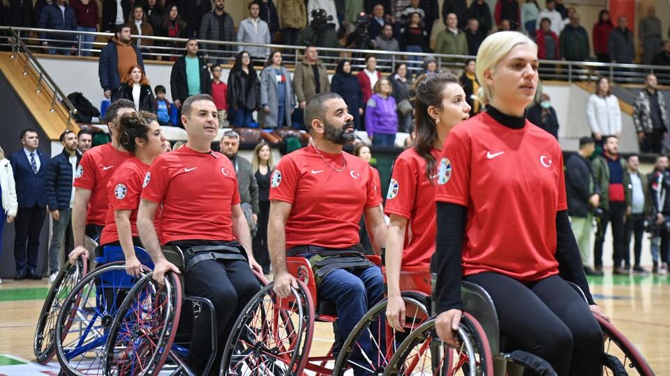 Balıkesir'de engelleri kaldıran dostluk maçı