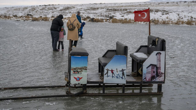 Çıldır Gölü donmaya başladı