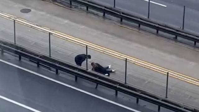 Fırlayan rögar kapağı metrobüsün kapısını kırdı!