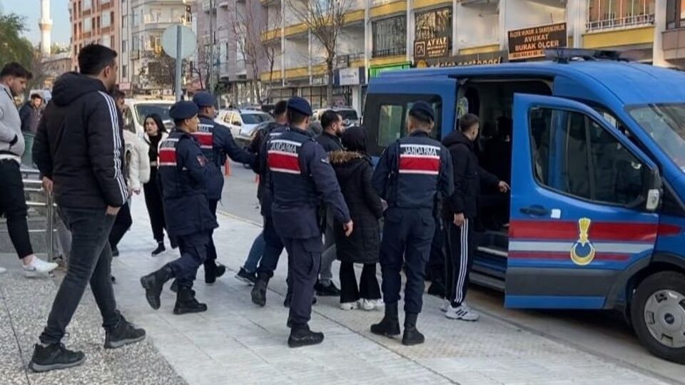 Darbettikleri kişinin aracını gasbettiler