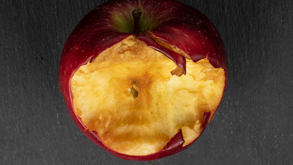 Kesilmiş elma neden kararır?