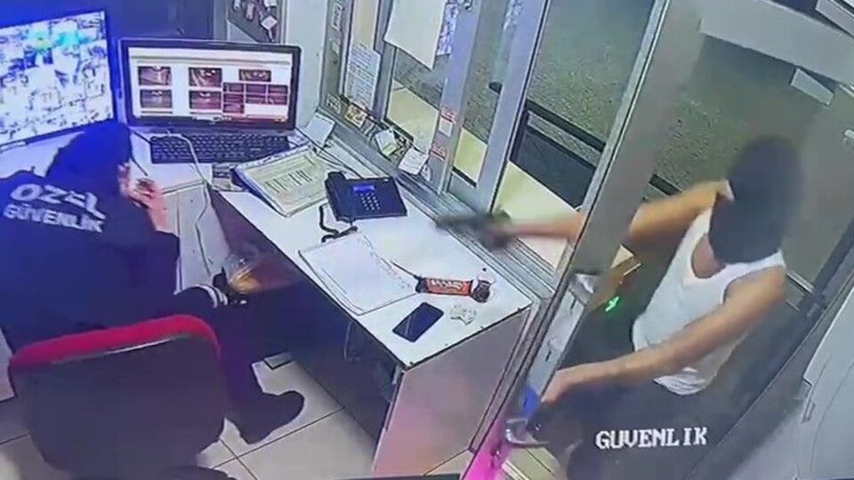 Kadın görevliyi rehin aldılar!