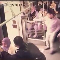 Son dakika: Rögar kapağı metrobüsün camını kırmıştı; yolcunun düştüğü anlar kamerada | Son dakika haberleri thumbnail