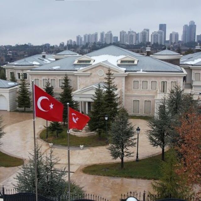 FETÖ'nün malikanesine Türk bayrağı çekildi!