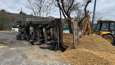 Hafriyat kamyonu çöken yola düştü!