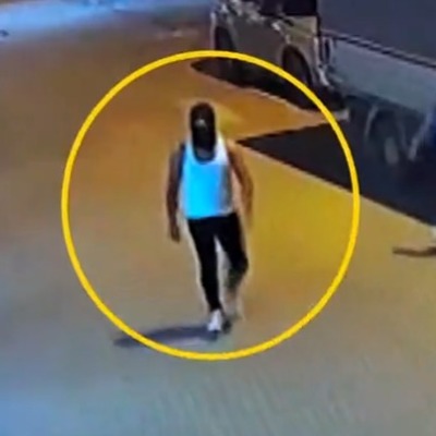  Kadın güvenliğin başına silah dayadı!