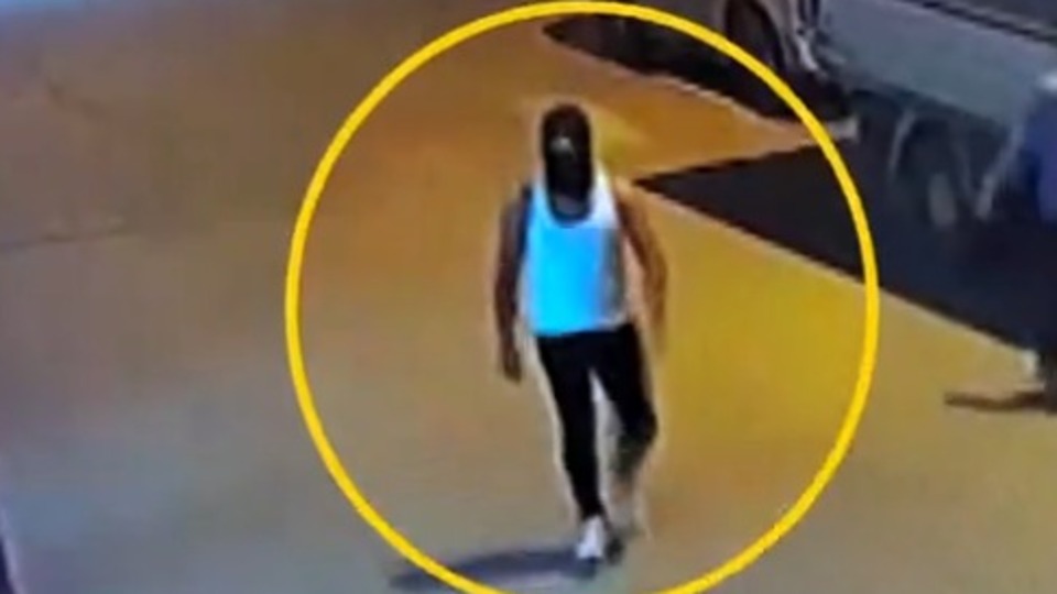 Kadın güvenliğin başına silah dayadı!