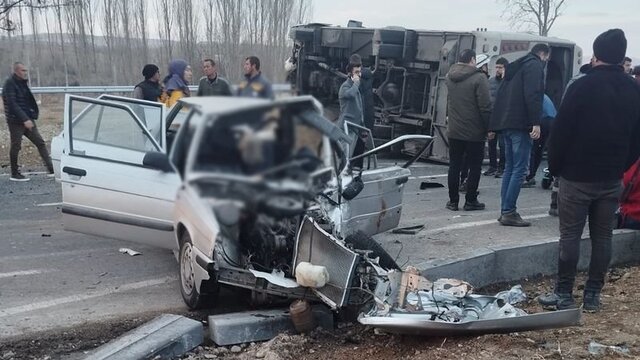 Öğrenci servisi ile otomobil çarpıştı: 1 ölü, 23 yaralı