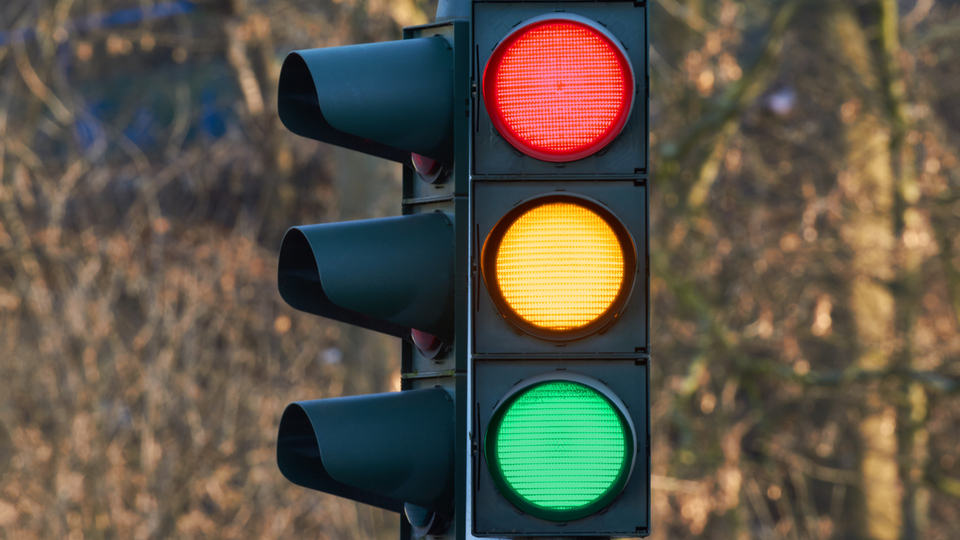 Trafik lambasının ışıkları neden üç renkli?