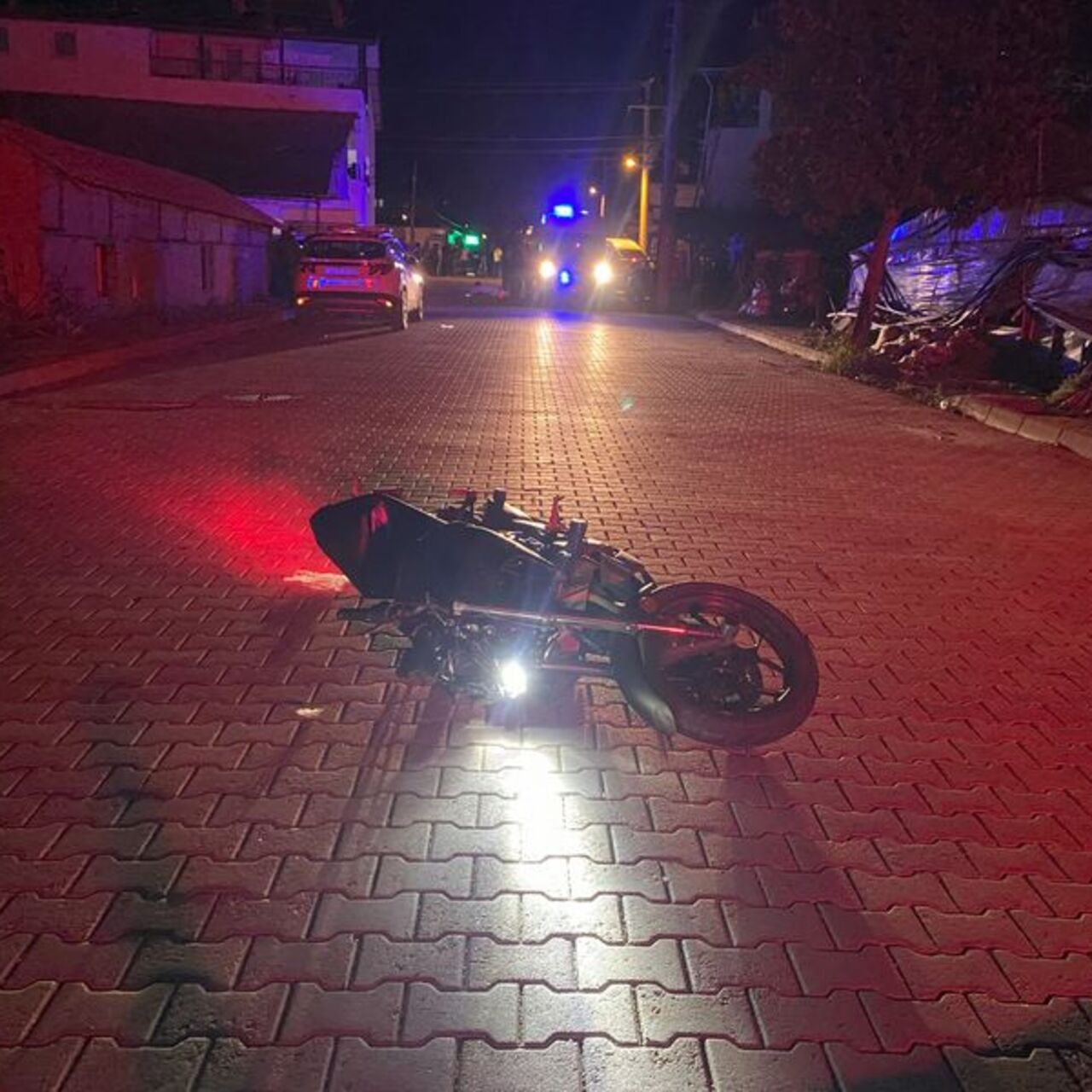 Refüje çarpan motosiklet sürücüsü öldü