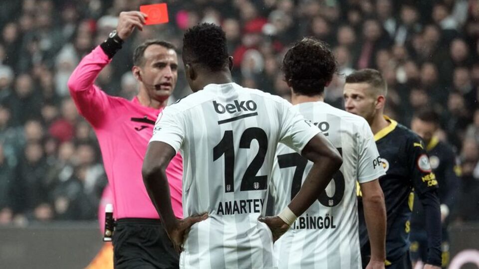 Derbide kartlar havada uçuşuyor!