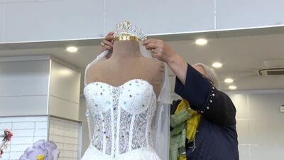 30 kilogram a��rl���ndaki gelinlik 1 milyon dolara sat��a ��kar�ld�