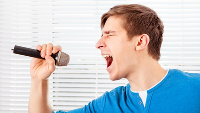 Kekemeler takılmadan nasıl şarkı söyleyebiliyor?