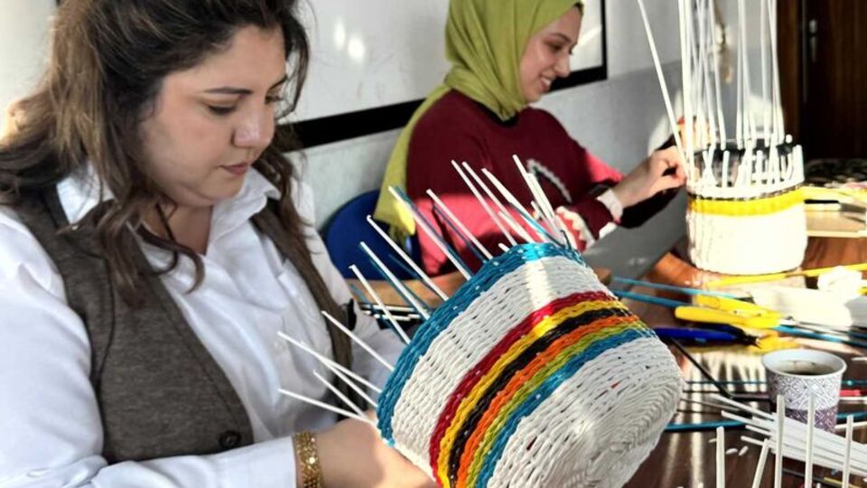 Hacılar'da kadınlara sepet örme kursu