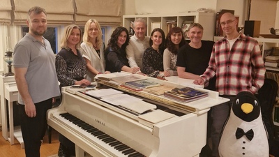 Anjelika Akbar'dan dünya prömiyeri