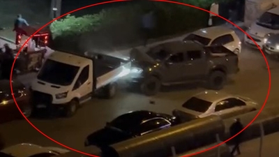 Yayaların üzerine sürdü! Linçten polis kurtardı