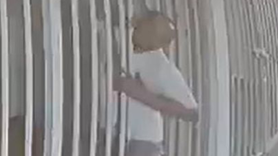 Demir parmaklıkları esnetip nezarethaneden kaçtı; o anlar kamerada