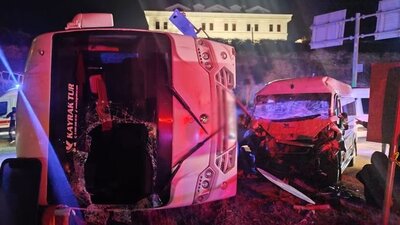 Bursa'da iki işçi servisi çarpıştı: 1'i ağır 20 yaralı