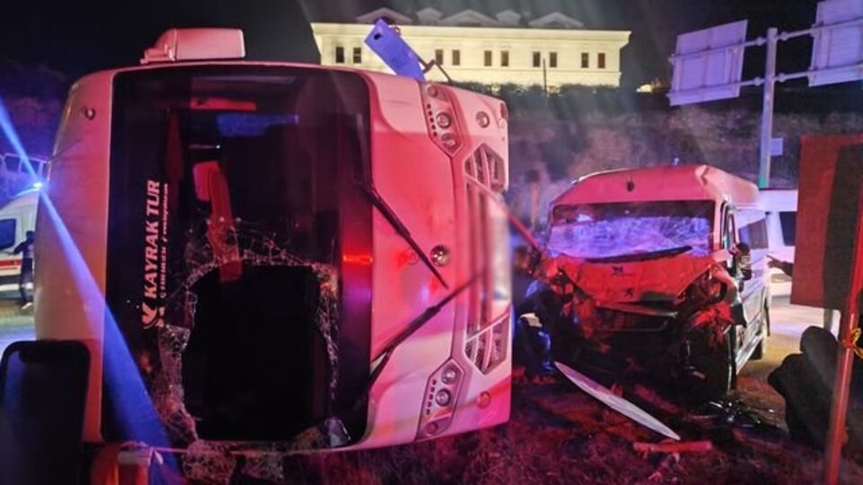 Bursa'da iki işçi servisi çarpıştı: 1'i ağır 20 yaralı