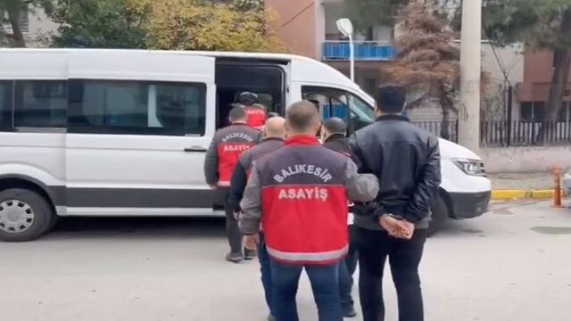 Çaldıkları otomobili parçalama tehdidiyle sahibinden 1 milyon lira aldılar