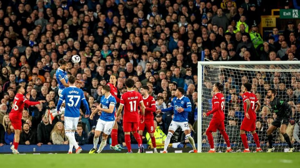 Everton-Liverpool derbisi ertelendi!