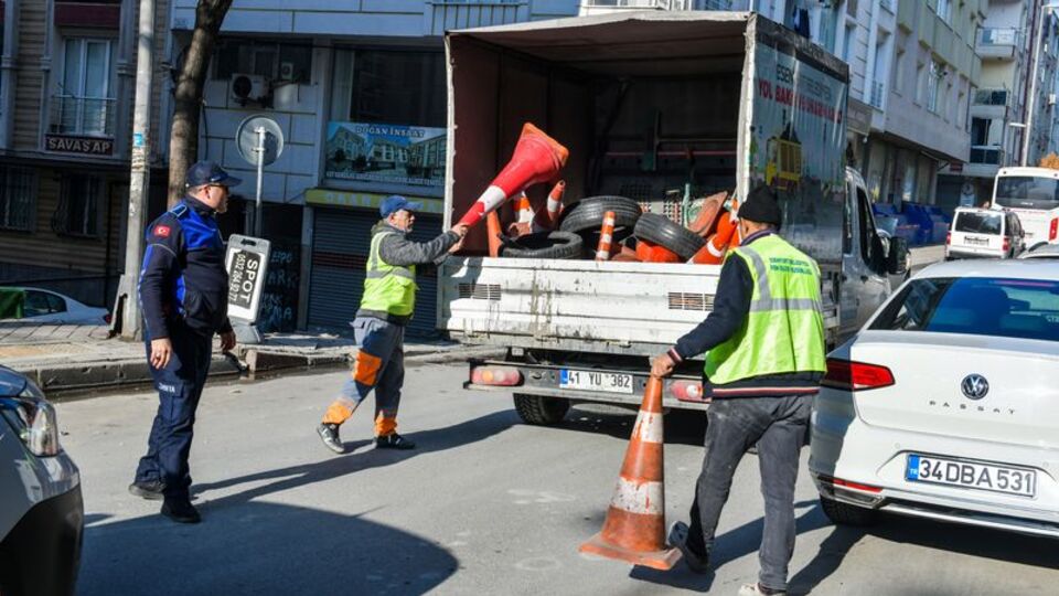 Esenyurt'ta trafiği aksatan dubalar kaldırıldı