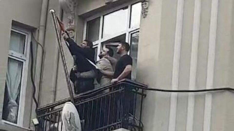 İstanbul'da rejim bayrağı indirildi