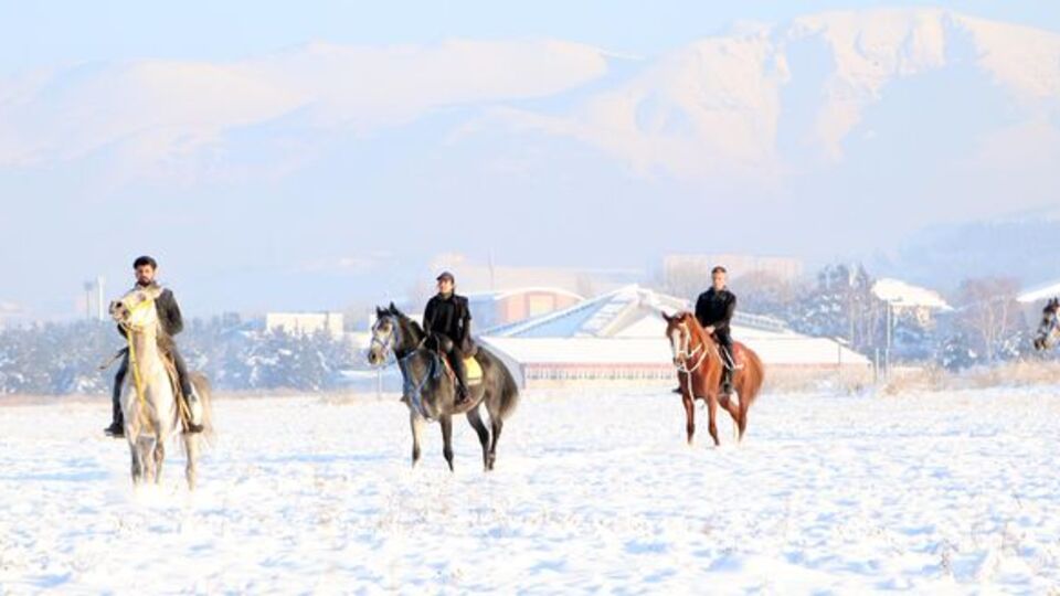 Erzurum'da kar üzerinde "atlı safari"