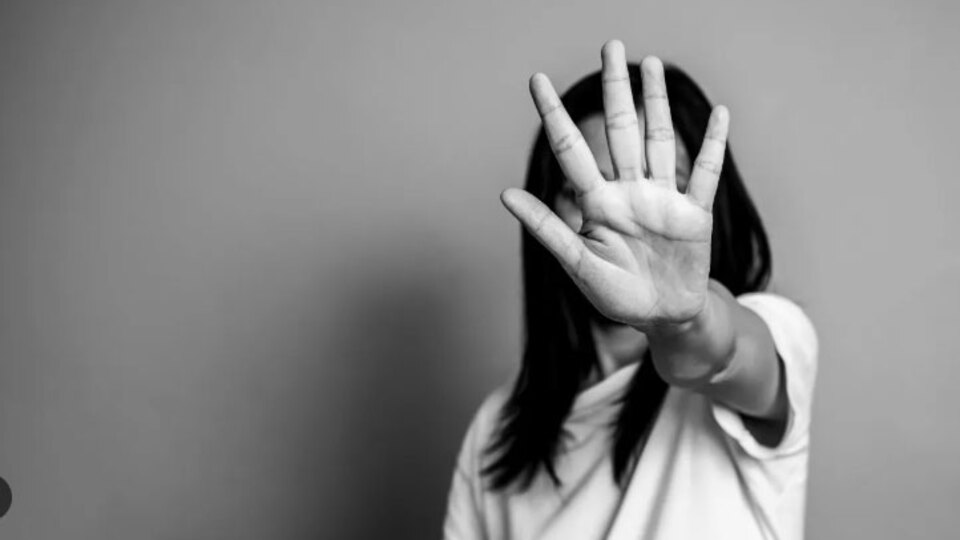 12 yaşındaki kız çocuğuna cinsel istismar! Anne ve üvey babaya ceza yağdı!