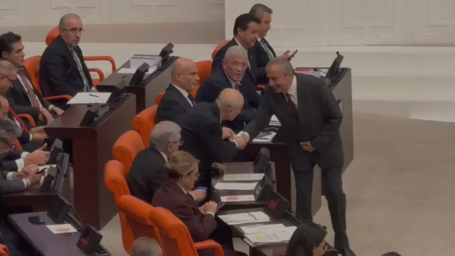 Bahçeli Bakırhan'ı alkışladı, Önder'le tokalaştı