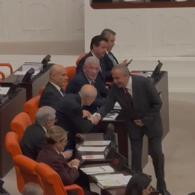 Bahçeli Bakırhan'ı alkışladı, Önder'le tokalaştı