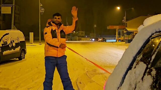 Bu kez Göle sokaklarında snowboard yaptı