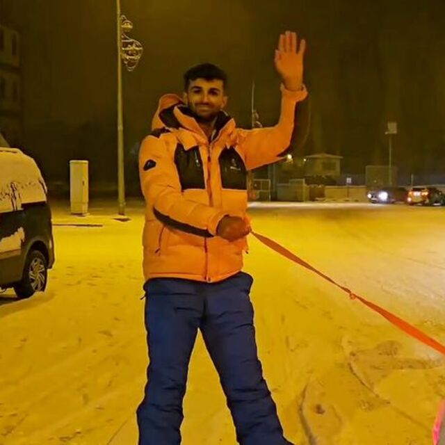 Bu kez Göle sokaklarında snowboard yaptı