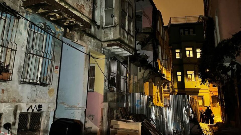 Fatih'te metruk bina çöktü