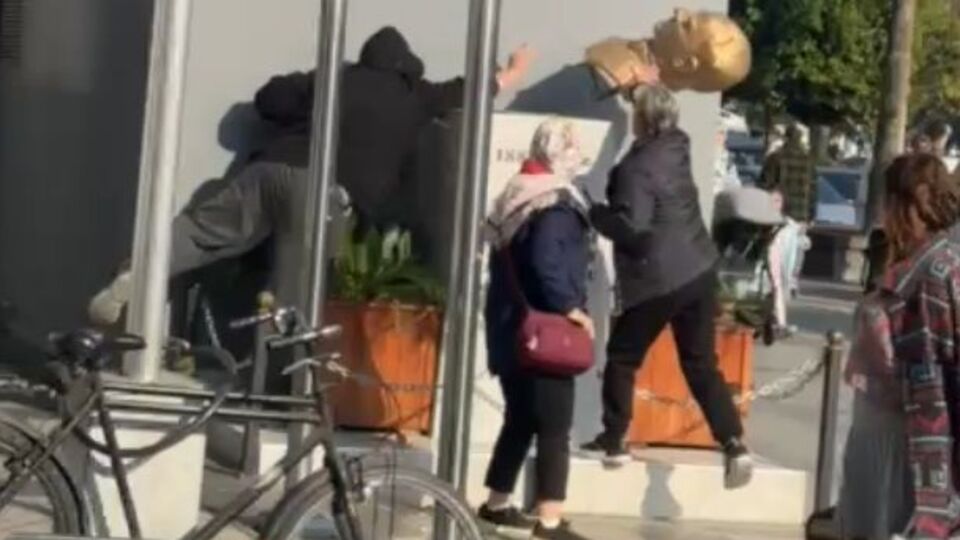 Atatürk büstünü iterek düşürmüştü!