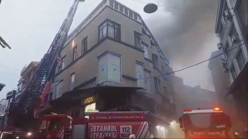 Fatih'te 4 katlı binada yangın!