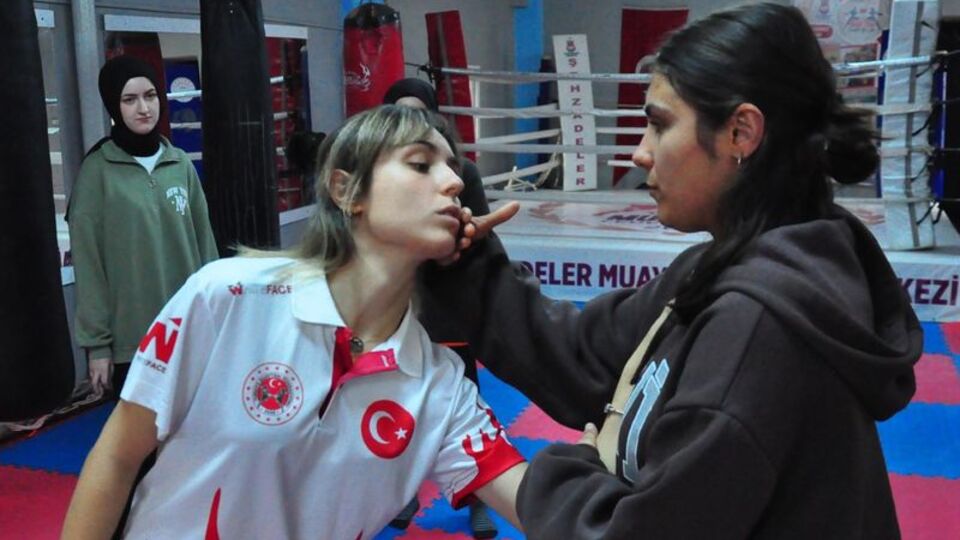 Antrenör Şükran'dan hemcinslerine yakın savunma