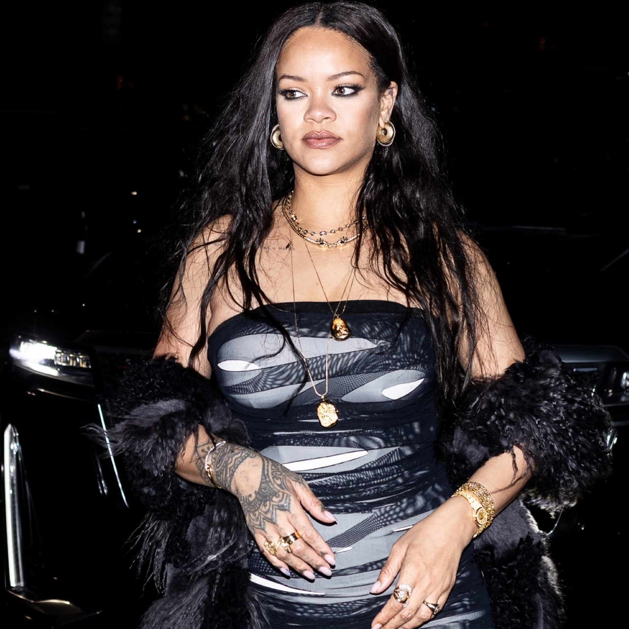 Üstü başı yırtık Rihanna