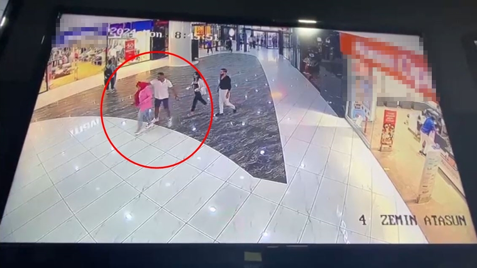 Kız kardeşler kabusu yaşadı! AVM'de kadına şiddet!